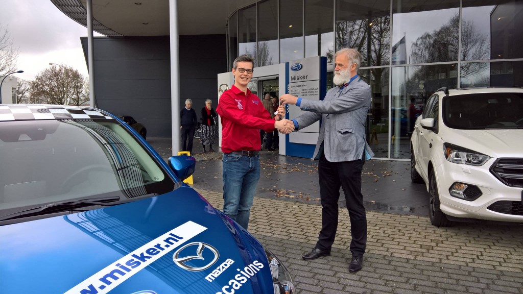 Overhandiging van de autosleutel door Gerrit Misker